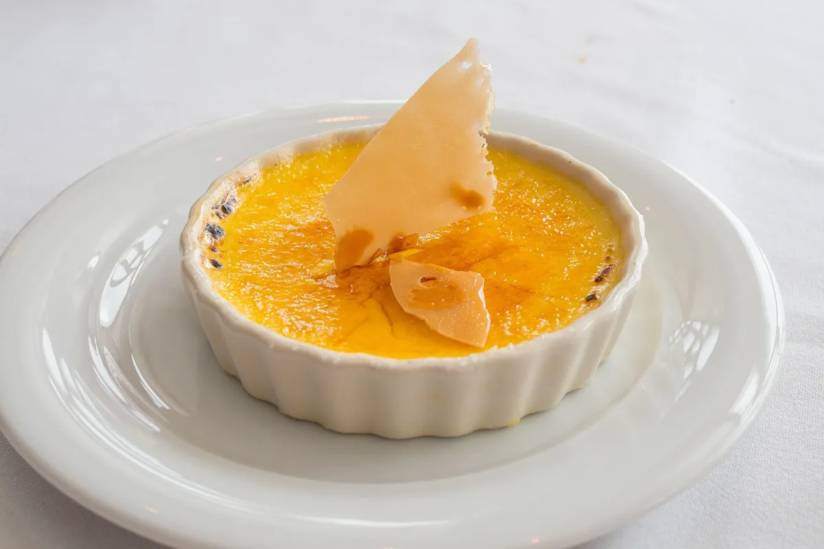 Crema catalana con la superficie de azúcar quemado y una lámina de caramelo