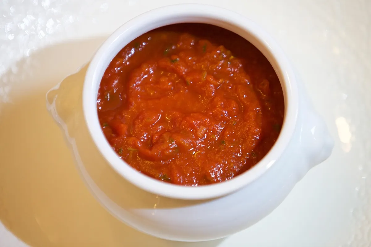 Sofrito casero de tomate en un cuenco blanco