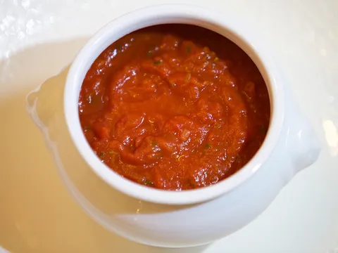 Sofrito casero de tomate en un cuenco blanco