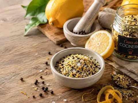 Bote de lemon pepper casero hecho con cáscara de limón, lima, pimienta y sal