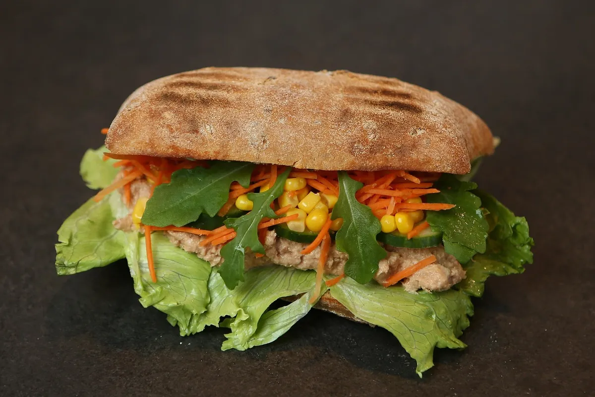 Paté de atún casero como relleno de un bocadillo con verduras