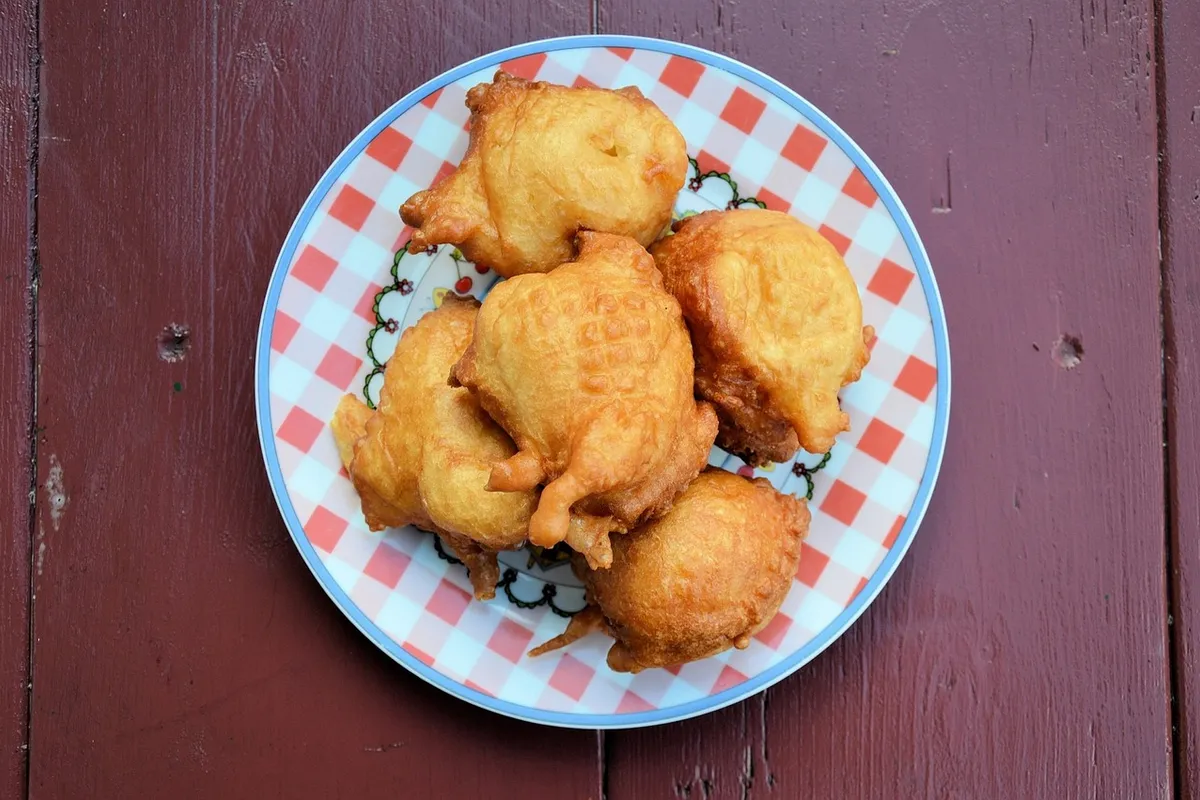 Buñuelos de viento dorados y esponjosos en un plato