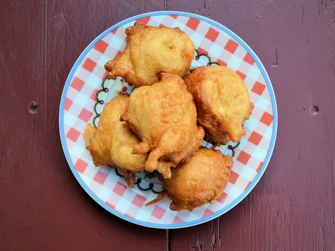 Buñuelos de viento dorados y esponjosos en un plato