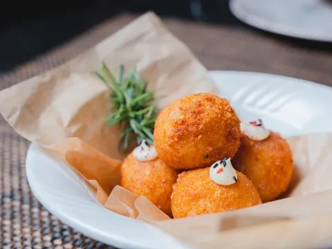 Croquetas de jamón caseras recién fritas, doradas y crujientes