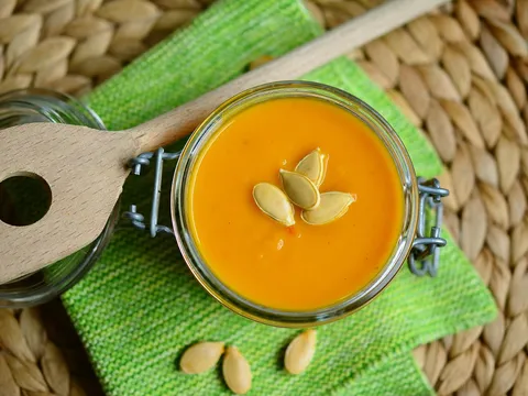 Crema de calabaza y zanahoria servida en un tarro de cristal con pipas