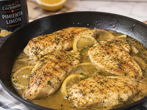 Pollo a la pimienta limón con salsa de mantequilla y ajo en una sartén