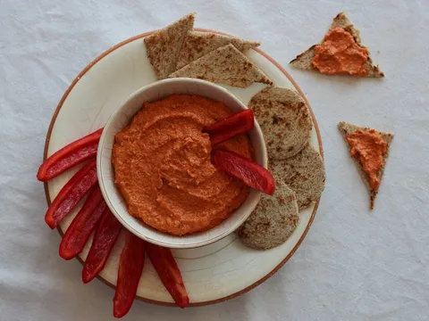 Salsa de pimientos del piquillo servida en un cuenco
