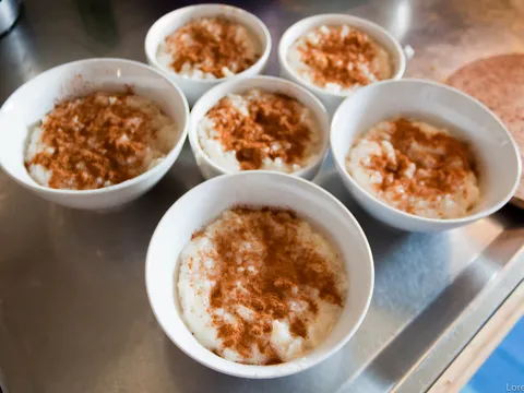 Arroz con leche condensada en cuencos, espolvoreado con canela